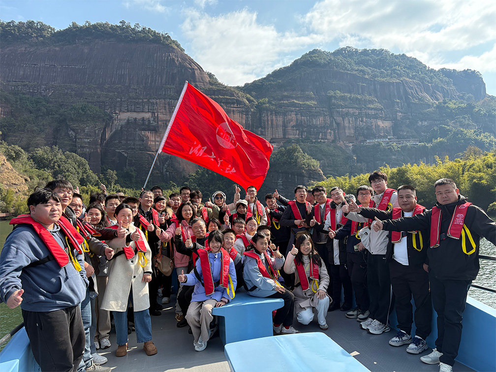 跨越山水，心向未来——湖大华龙公司2026元旦韶关团建